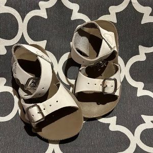 Sun sans surfer white sandals